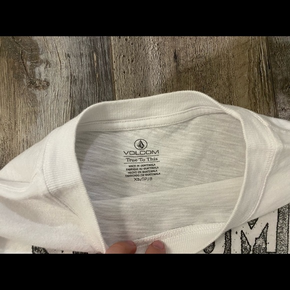 Volcom long sleeve shirt, In perfect condition! - Picture 2 of 3